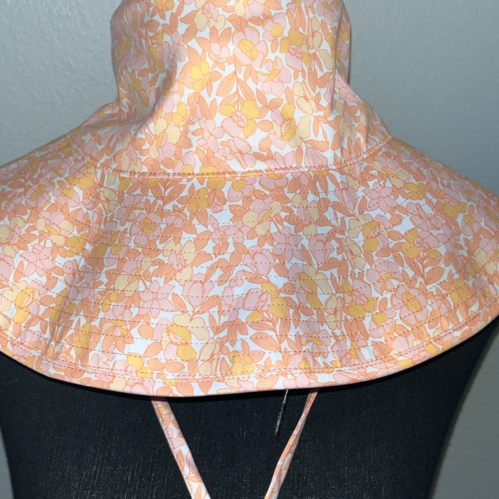 Floral Bucket Hat in Peach and White Feeling shady ! Volcom wide brim hat